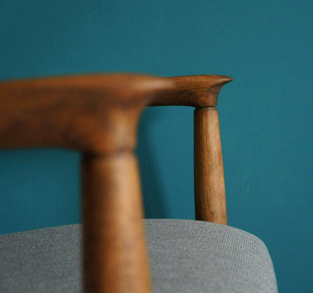 The pari of vintage armchair form mid century designed by edmund homa and footstool, gray upholstery, restored – A rare vintage treasure