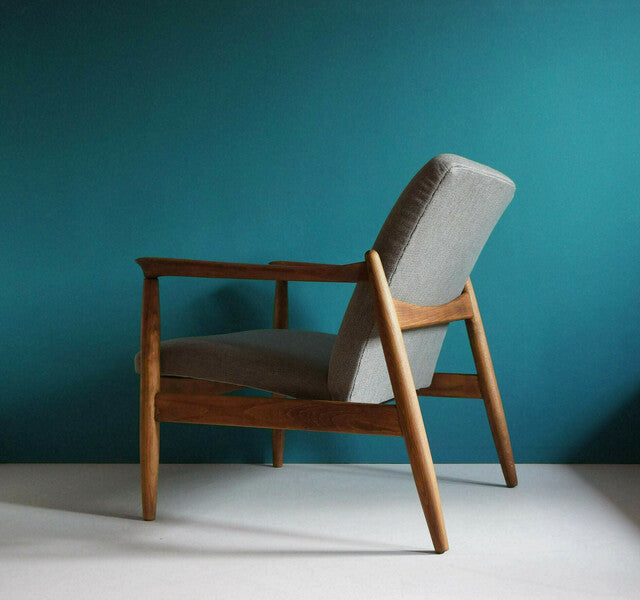 The pari of vintage armchair form mid century designed by edmund homa and footstool, gray upholstery, restored – A rare vintage treasure