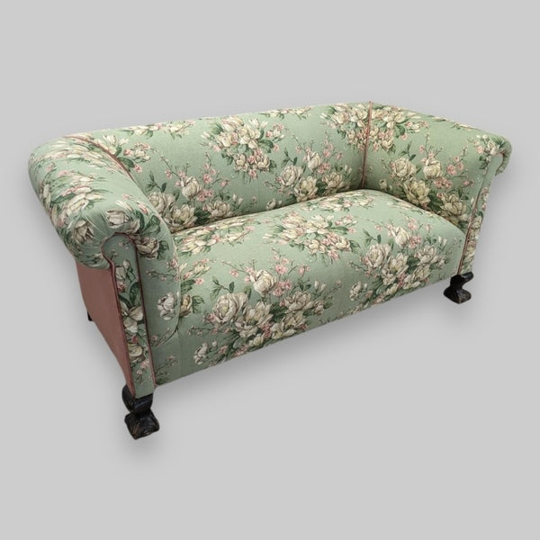 A chesterfield sofa, 1800s, antique – A rare vintage treasure