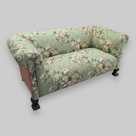 A chesterfield sofa, 1800s, antique – A rare vintage treasure